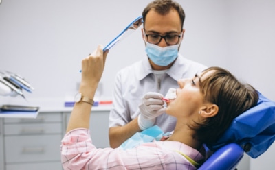 Медики назвали некачественную воду причиной желтизны зубов