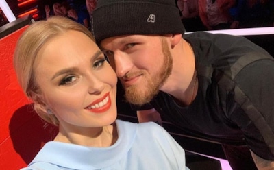 Муж Пелагеи показал, как учит 2-летнюю дочь кататься на коньках