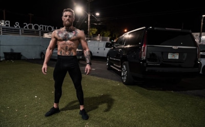 Конора Макгрегора отпустили под залог после нападения на фаната