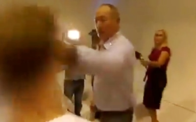 В Австралии сенатор на интервью подрался с подростком