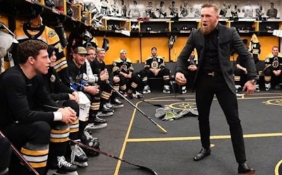 Конор Макгрегор устроил переполох в раздевалке хоккеистов "Бостона"