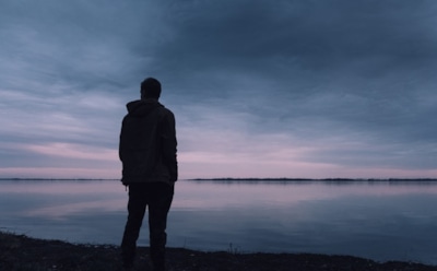 Росстат: россияне с низкими доходами чаще жалуются на одиночество