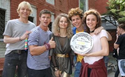 Сериал «90-е. Весело и громко»: актеры и роли