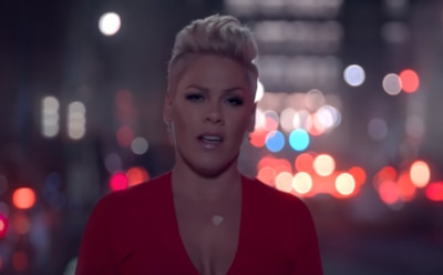 Пинк представила клип на песню Walk Me Home
