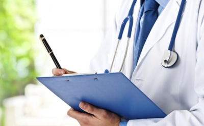 Смех медиков над своими зарплатами назвали «спланированным сценарием»