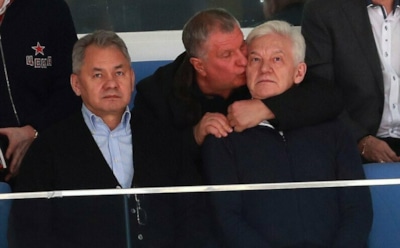 В Сети обсуждают кадры, на которых Игорь Сечин целует Тимченко и Шойгу