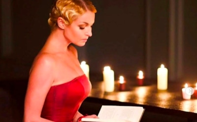 Волочкова снялась в платье из роз в честь выхода своей книги