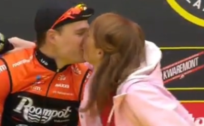 Телеведущая случайно поцеловала велогонщика в прямом эфире