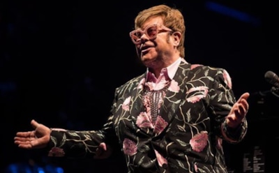 Элтон Джон оказался прикован к инвалидному креслу