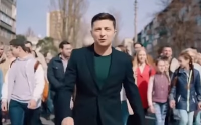 В Сети появился ролик, где Зеленского «сбивает грузовик»