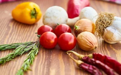 Гастроэнтерологи предостерегли от перекусов на ходу или стоя