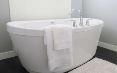 Медики не советуют принимать горячую ванну дольше пяти минут