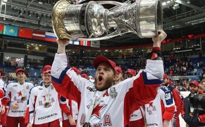 Хоккеисты ЦСКА впервые завоевали Кубок Гагарина и бурно отметили победу в раздевалке