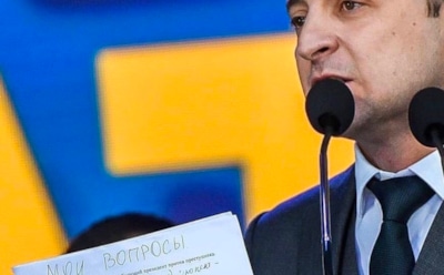 Пользователи обсуждают снимок Зеленского со "шпаргалкой на русском" для дебатов