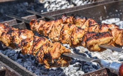 Диетологи рассказали о правильном способе приготовления шашлыка