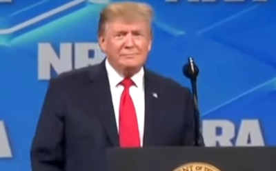 Американец метнул свой смартфон в Дональда Трампа