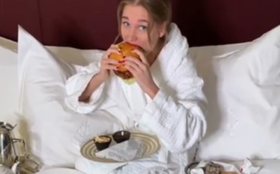 Асмус обложилась едой в кровати и объявила о начале обжорства