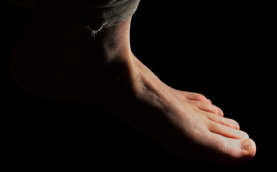 Ученые назвали болезни, которые можно распознать по состоянию ног