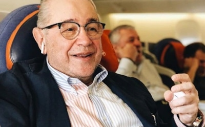 Евгений Петросян создал "арт-хаус для всех" из цветов и своего лица