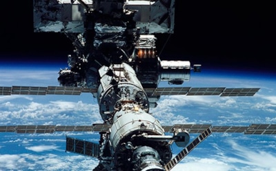 После стыковки корабля Маска с МКС россияне пожаловались на запах спирта