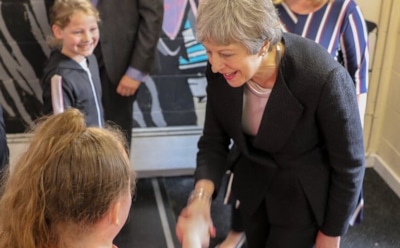 Терезу Мэй высмеяли за игру в футбол с детьми