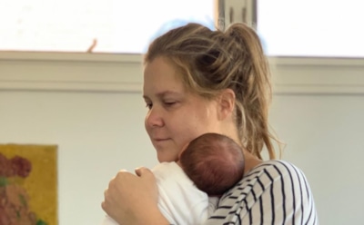 Эми Шумер удивила неуместным фото ко Дню матери