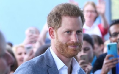 Принц Гарри получил плюшевого медведя в больнице для онкобольных детей