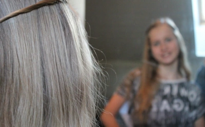 Медики рассказали о причинах появления ранней седины