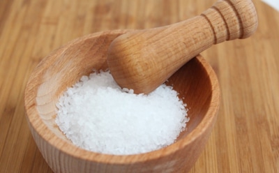 Кардиолог советует отказаться от соли для стабилизации давления