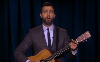 Иван Ургант исполнил песню на гитаре, чтобы примирить митингующих в Екатеринбурге