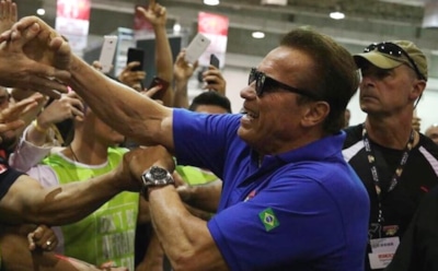 Ногами в спину: на Шварценеггера напали в Африке