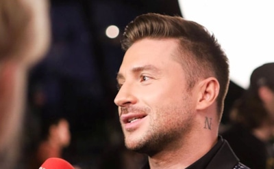 Лазарев в полотенце показал атлетичный торс и мощный бицепс