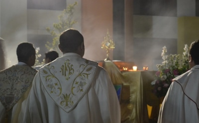 Пьяный священник Лавры пырнул ножом батюшку из-за денег прихожан