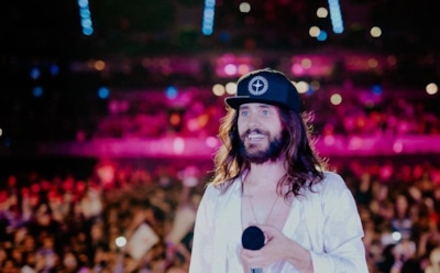 Джаред Лето с полотенцем на талии вызвал ажиотаж среди фанаток