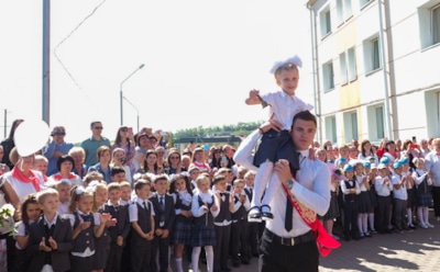 Директор школы Владивостока уволилась из-за БДСМ-костюмов выпускников