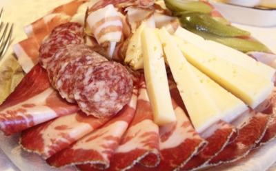 Диетологи рассказали, какие продукты после 50 лет опаснее курения