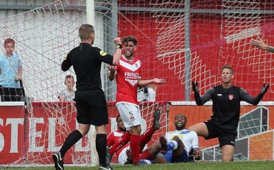 В Сети обсуждают гол, забитый футбольным судьей