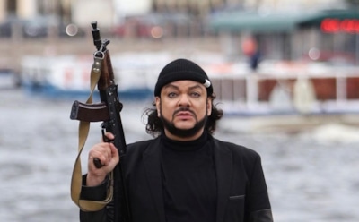 Киркоров проехался по Петербургу на катере с автоматом в руках