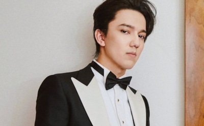 Димаш умилил поклонников, понянчив младенца в самолете