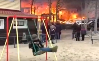 "Мистер Невозмутимость": в Сети обсуждают пожар и мальчика на качелях