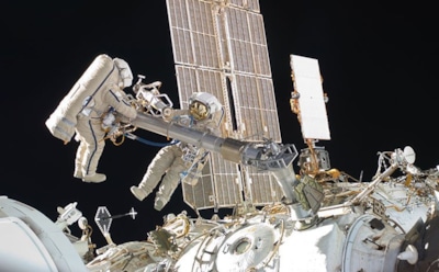 Россияне сняли с МКС полотенце, провисевшее в космосе 10 лет