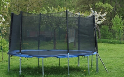 В Улан-Удэ ветром снесло батут, трое детей в реанимации