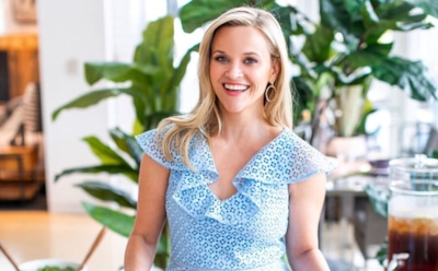 43-летнюю Риз Уизерспун назвали близнецом дочери