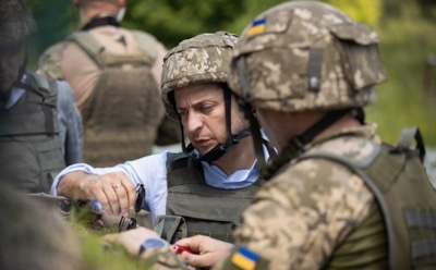 Зеленский заявил о ведении Украиной «двух войн»