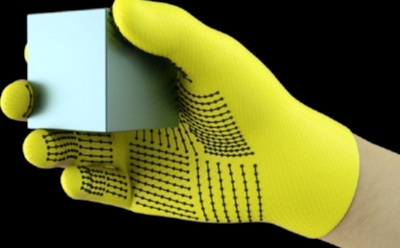 Сенсорная перчатка поможет роботам "щупать" предметы