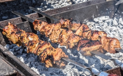 Эксперты нашли в шашлыке известных производителей фекалии