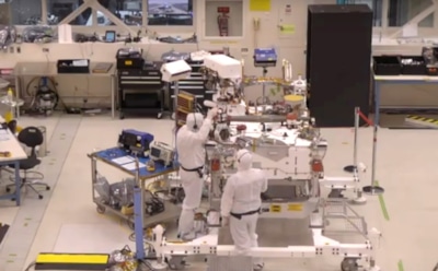 NASA в прямом эфире показывает строительство марсохода