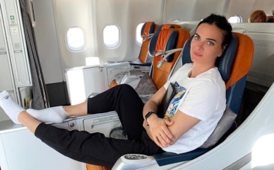 Исинбаева повисла на дорожном знаке вверх ногами