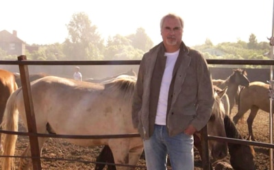 Валерий Меладзе показал, как убирает лопатой навоз