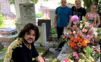 Киркоров признался, что отнес цветы от поклонников на могилу матери